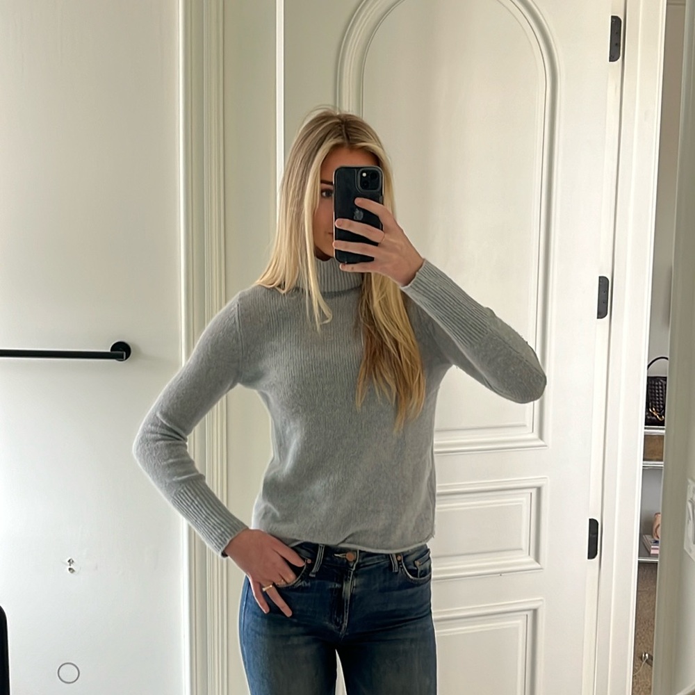 360 CASHMERE Gray Turtleneck Sweater. Size xs.